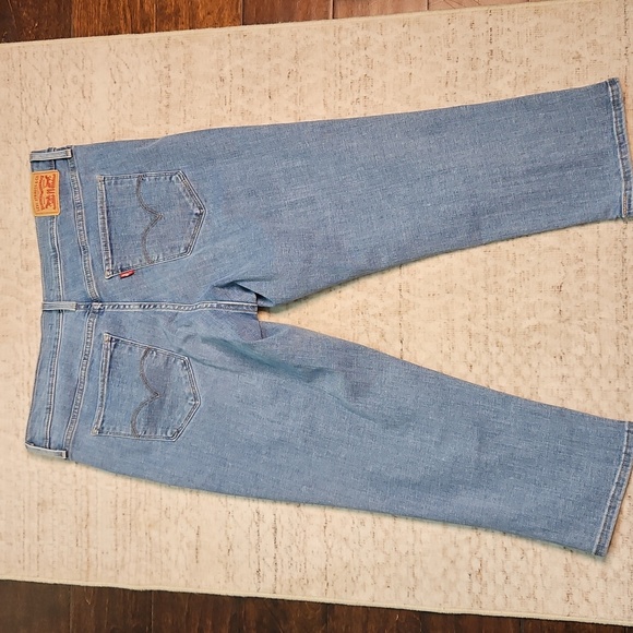 Levi's Women's 311 Shaping Capri Jeans In Lapis Level - Light Wash - Picture 8 of 9